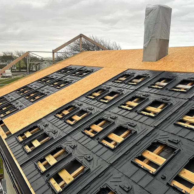 Tak under konstruksjon og forberedelser for solcellepanel